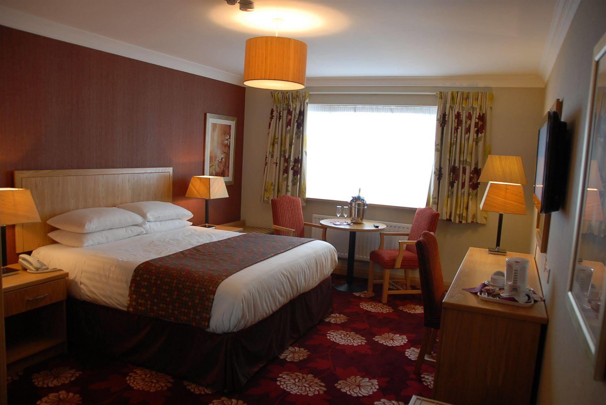 Curran Court Hotel Ларн Экстерьер фото